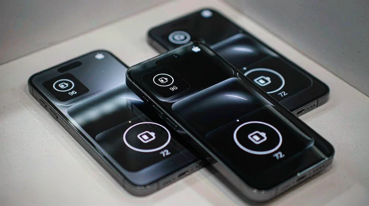 三款 iPhone 17 电池电量对比实拍 - 苹果派